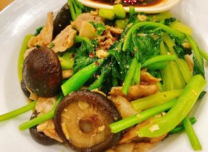 Hình của món Thịt nạc dzăm xào cải rổ, nấm hương (KETO).