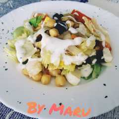 Una foto de Ensalada y salsa kebab a mi estilo