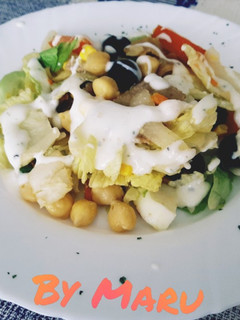 Una foto de Ensalada y salsa kebab a mi estilo