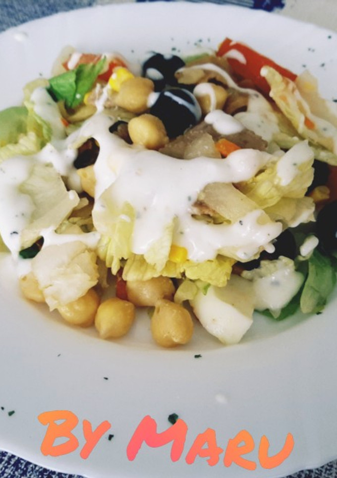 Una foto de Ensalada y salsa kebab a mi estilo