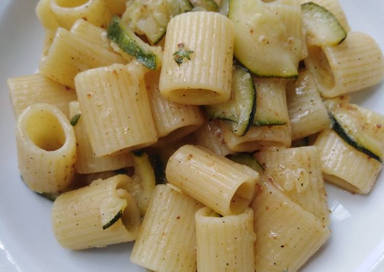 Ricetta Pasta mezze maniche con zucchine e bottarga di Antonella Dadamo ...