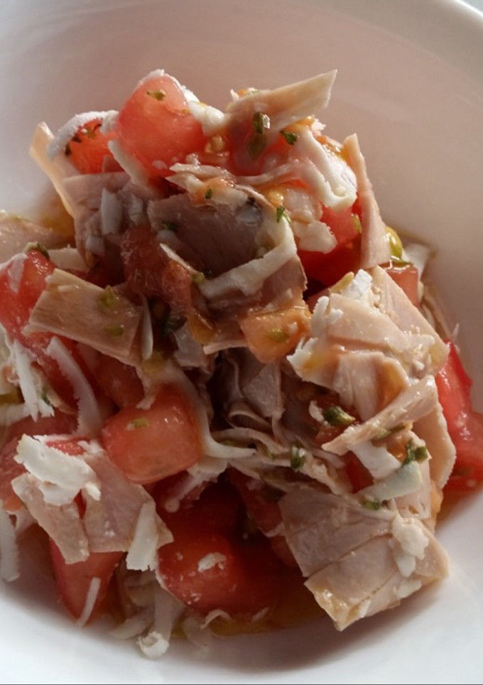Una foto de Ensalada de tomate con pata de cerdo asada