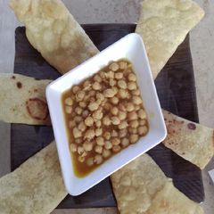 A picture of Potato poori.