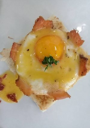 Una foto de Huevo en canasta de salmón