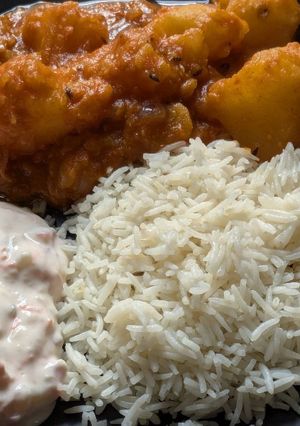 A picture of Lassaniya batata (aloo) + Raita.