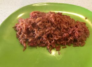 Una foto de Arroz color vino