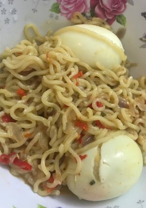 A picture of Noodles and egg.