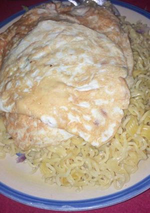 A picture of Noodles and fried egg.