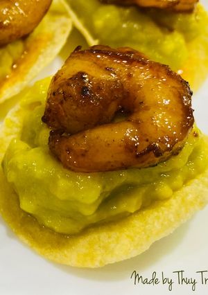 Hình của món Finger Food 👌7: Khoai tây chiên + sốt trái bơ + tôm áp chảo“Món bốc tay mới đúng điệu”.