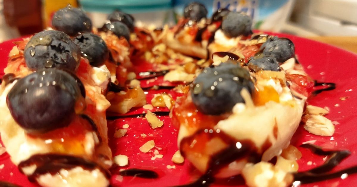 Blueberry Banana Split Recipe by Sarvat Hanif - Cookpad
