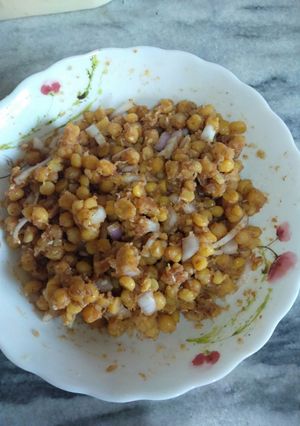 A picture of Simple Desi chana Chaat.