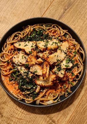Une photo de Poulet grillé et spaghetti à la crème de coco