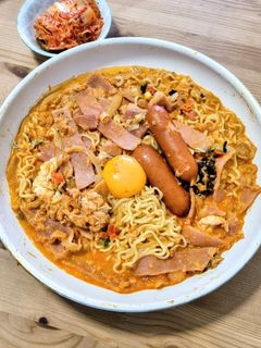 รูปของ Rosé Ramyeon โรเซ่รามยอนแซลมอนรมควัน มาม่าเกาหลีซอสครีมสีชมพู
