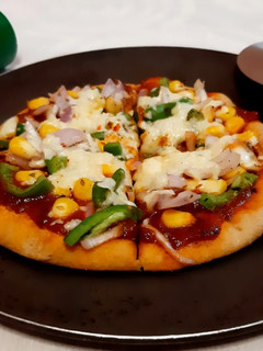 नो यीस्ट इंस्टेंट पिज़्ज़ा(no yeast Instant pizza recipe in Hindi) रेसिपी मुख्य फोटो