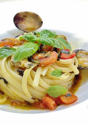 Foto di Linguine con vongole e cicoria al sentore di alici