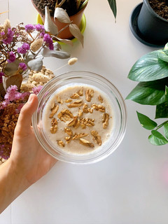 Una foto de Dátiles, plátano, leche de avena y nueces