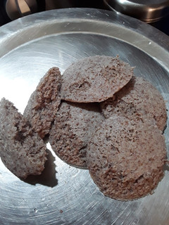 ராகி இட்லி (Ragi Idli Recipe in Tamil) செய்முறை முக்கிய புகைப்படம்