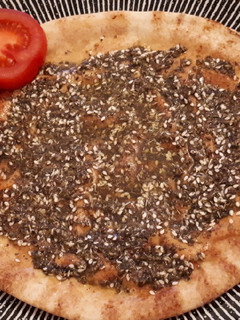 Una foto de Pan árabe con zaatar y aceite de oliva