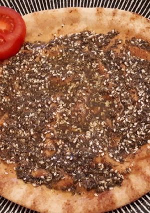 Una foto de Pan árabe con zaatar y aceite de oliva