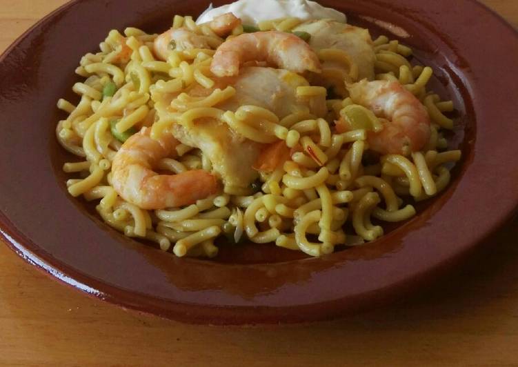 Fideuá de merluza y langostinos