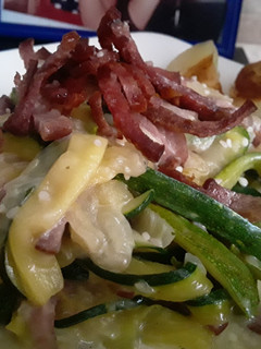 Una foto de Espagueti de calabacín con tocineta y crema de leche!!!🍝🥒🌰🥓🥓🌰🥒🍝😝😜😝