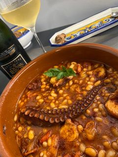Una foto de Judías blancas con pulpo