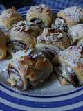 Girelle alla nutella con scaglie di mandorle