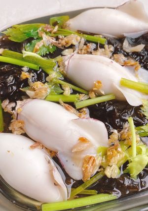 รูปของ จ้าวสมุทรหมึกพุงโต 🦑 / แกงจืดสาหร่ายปลาหมึกยัดไส้/ Seaweed soup with minced pork in squid stuffed 🥣