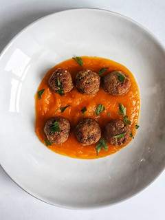 Una foto de 🍆🌱Albóndigas de berenjena con salsa de calabaza y curry 🌱🍆