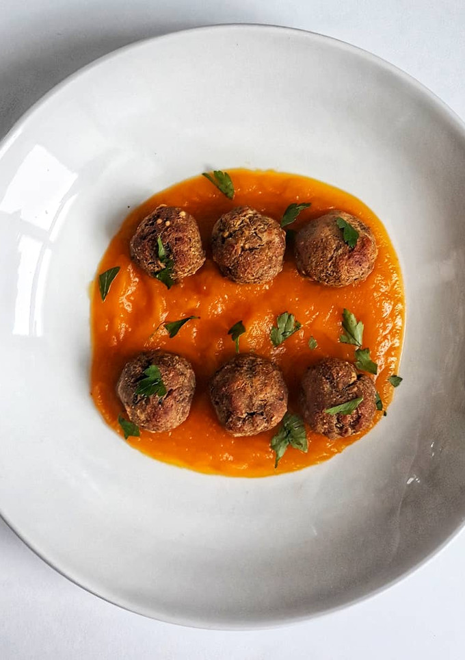 Una foto de 🍆🌱Albóndigas de berenjena con salsa de calabaza y curry 🌱🍆