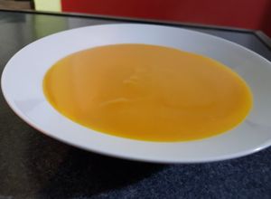 Una foto de Sopa de Zanahoria, Zapallo kabutiá y Papa ! En sopera Punktal