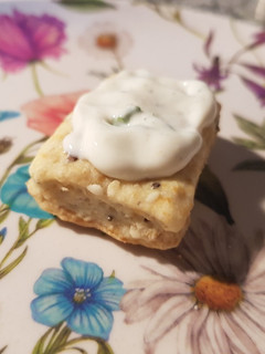 Una foto de Dip de kéfir con hierbas aromáticas