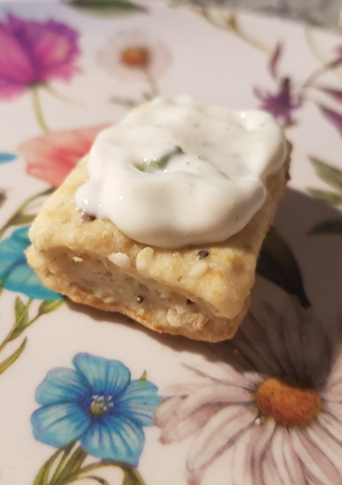 Una foto de Dip de kéfir con hierbas aromáticas