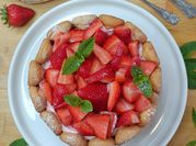 Une photo de vitpris charlotte aux fraises