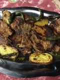 Cotes de porc grillées,marinées aux pommes de terre et piments verts