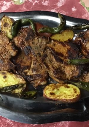 Une photo de Cotes de porc grillées,marinées aux pommes de terre et piments verts