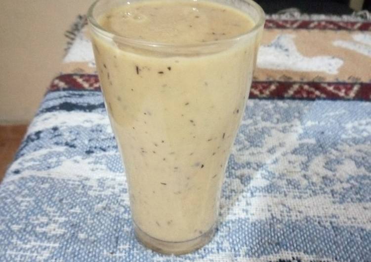 Mango, banana &amp; blueberry smoothie