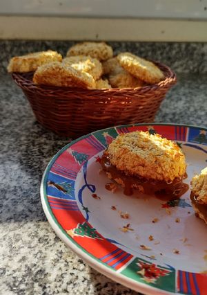 Una foto de Alfajores de avecoco (avena y coco)!😜