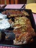 Asado a la parrilla de pecho de chancho con salmuera de miel y fernet