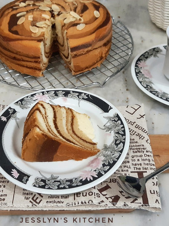 Bagaimana Menyiapkan Zebra Cake Putih Telur Rumahan