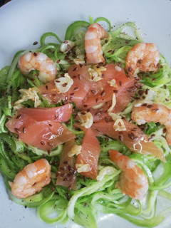 Una foto de Espaguetis de calabacín, salmón ahumado y langostinos