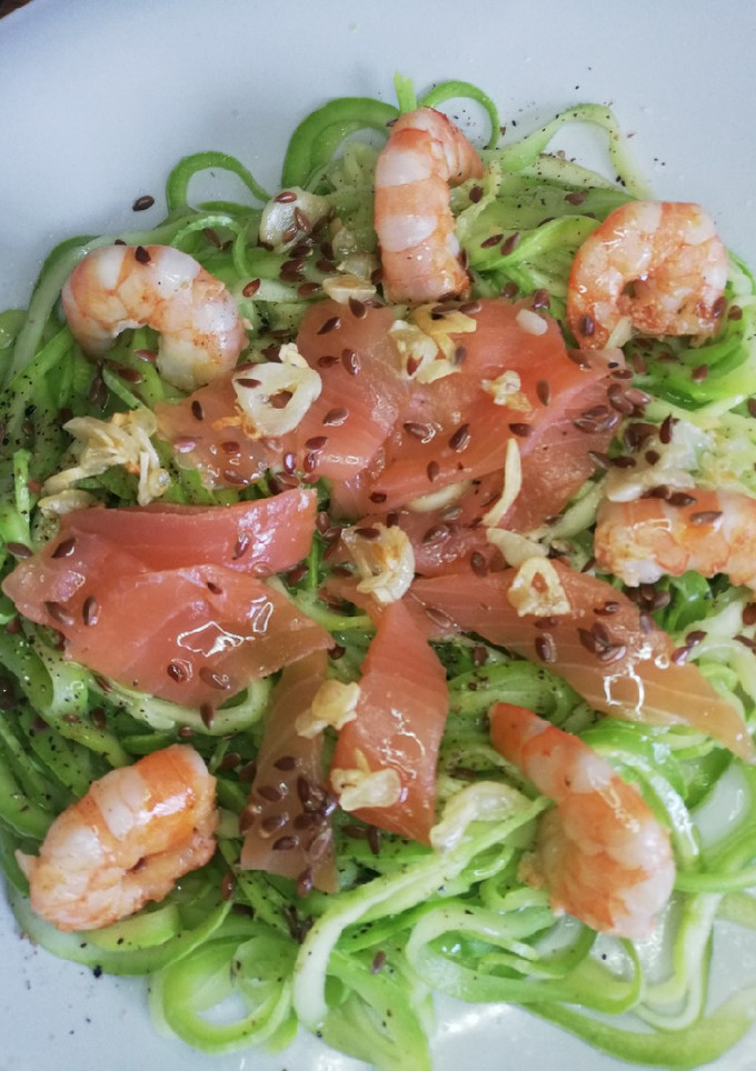 Una foto de Espaguetis de calabacín, salmón ahumado y langostinos