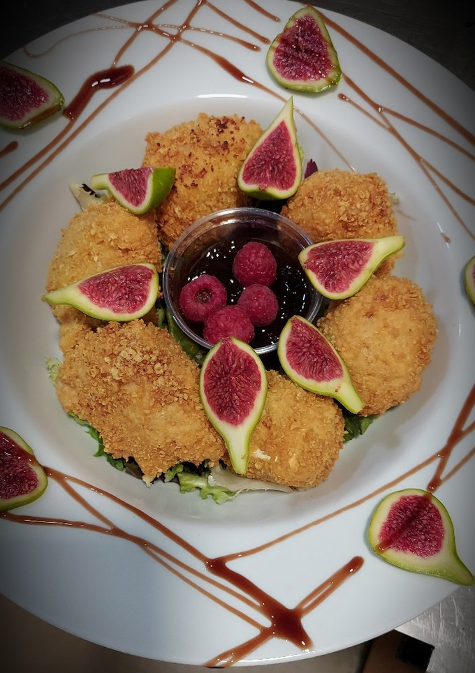 Una foto de Brie frito