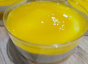 Una foto de Mousse de yogur griego con coulis de mango