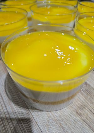 Una foto de Mousse de yogur griego con coulis de mango