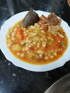 Una foto de Alubia blanca con morcilla de Burgos