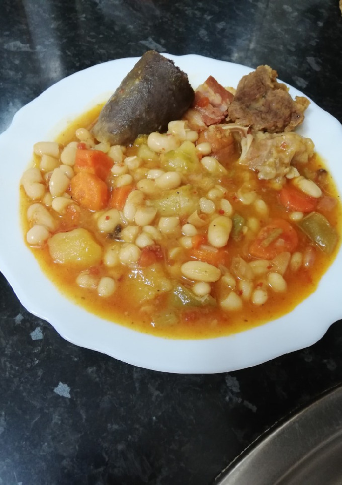Una foto de Alubia blanca con morcilla de Burgos