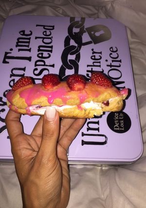 Une photo de Éclaire à la chantilly et fraise fraiche