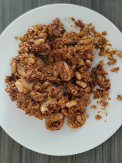 Una foto de Arroz con calamares y alubias