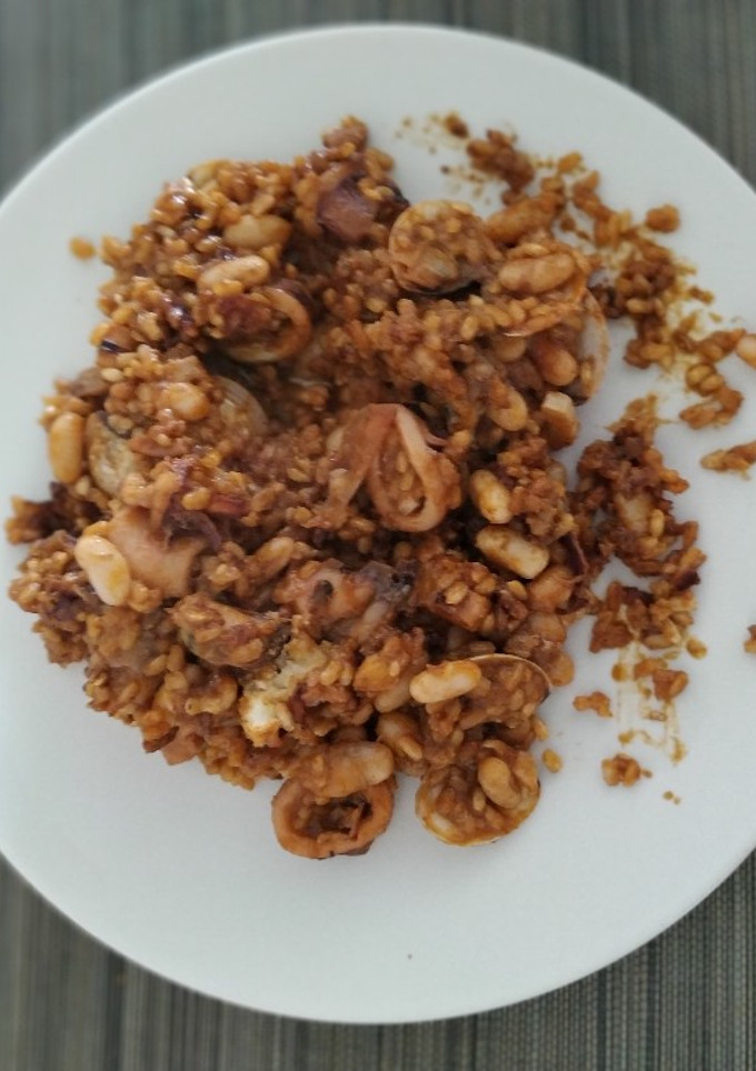Una foto de Arroz con calamares y alubias